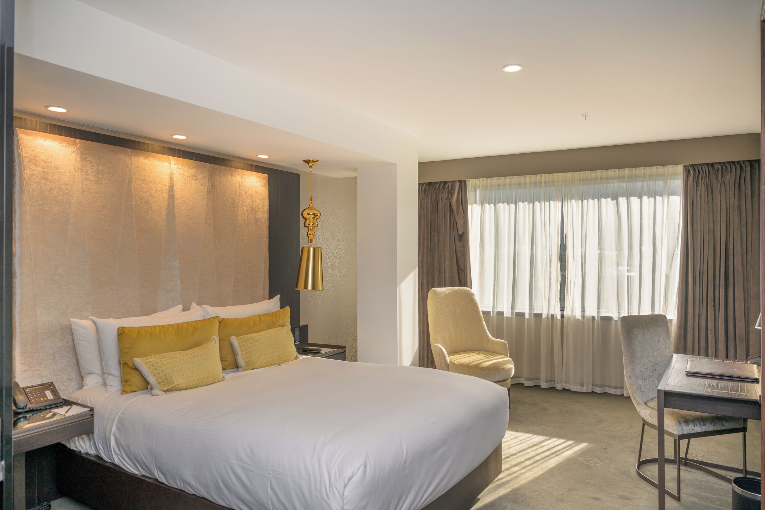 Classic Room, 1 Queen Bed | Premium bedding, minibar, in-room safe, desk