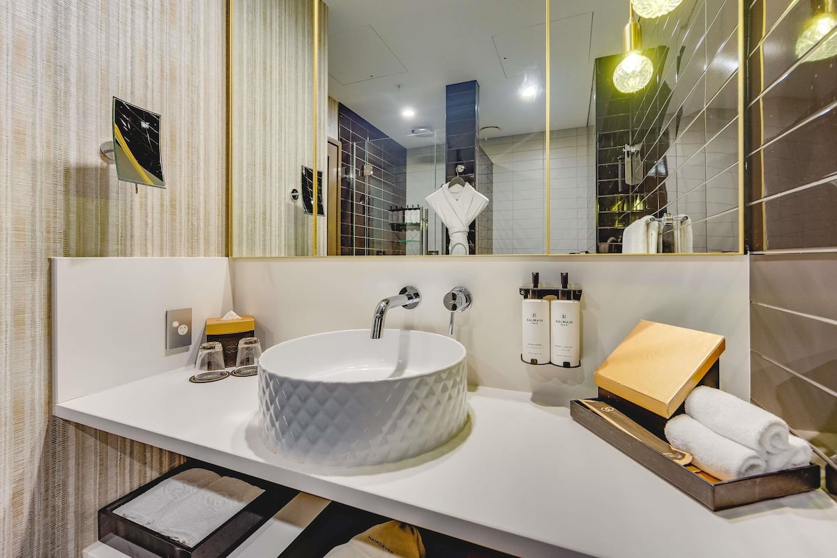 シャワー、レインフォールシャワー、デザイナーバスアメニティ、ヘアドライヤー