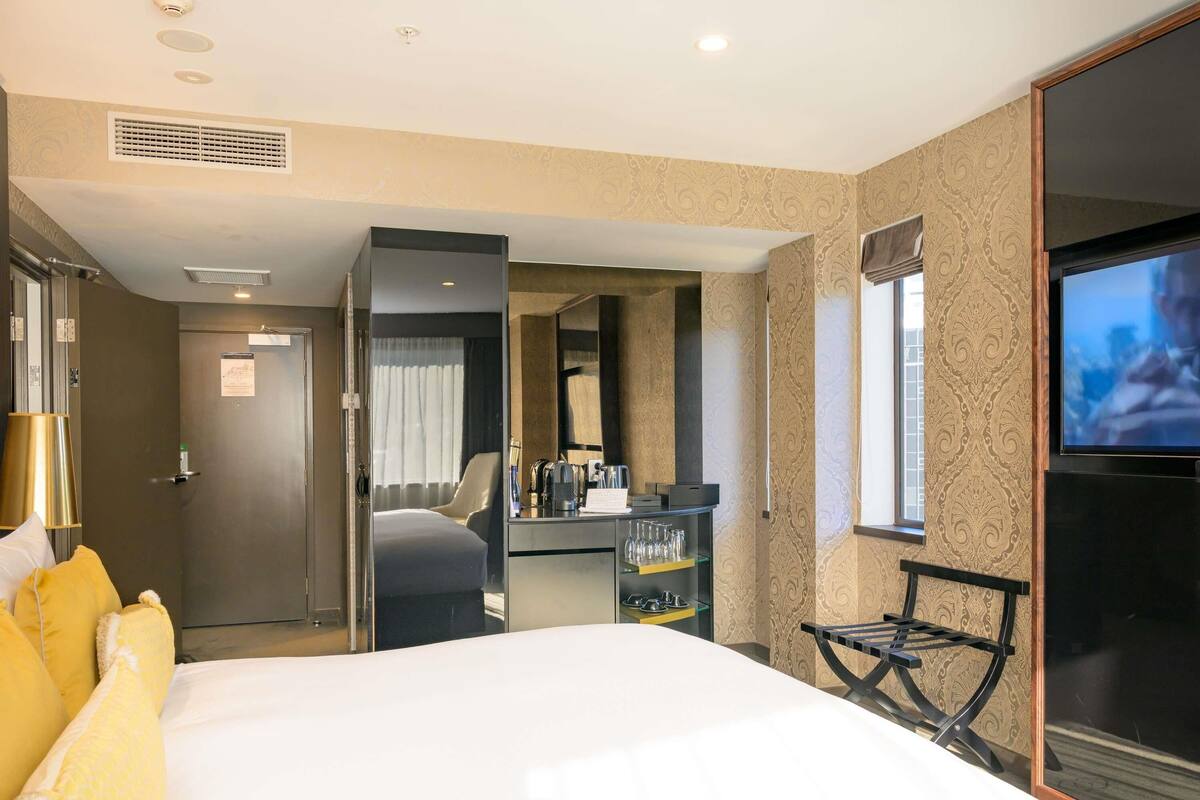 Superior Room, 1 King Bed | Premium bedding, minibar, in-room safe, desk
