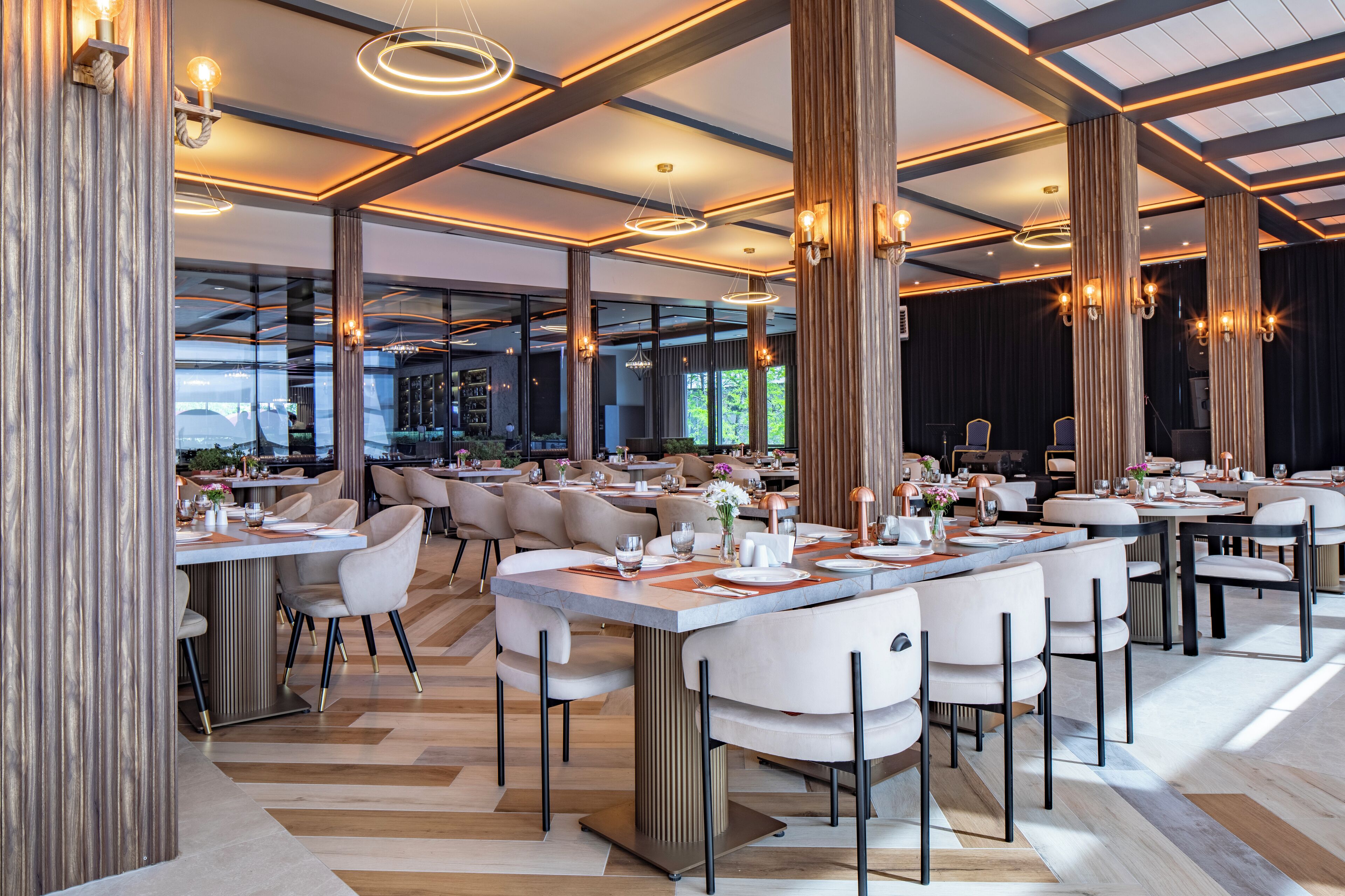 2 restaurants; breakfast, lunch and dinner served 