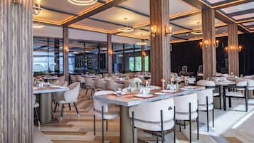 2 restaurants; breakfast, lunch and dinner served