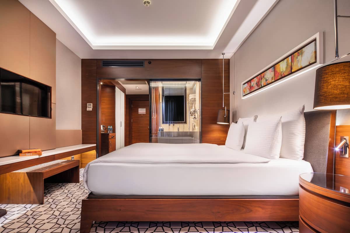 Deluxe King | Premium bedding, minibar, in-room safe, desk
