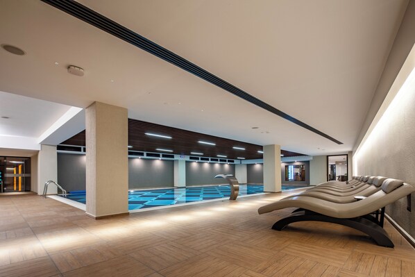 Indoor pool - Grand Harilton Hotel (Istanbul)