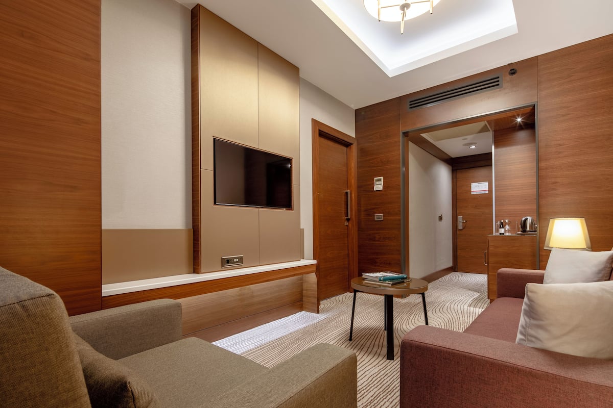 Suite, 1 Queen Bed | Premium bedding, minibar, in-room safe, desk