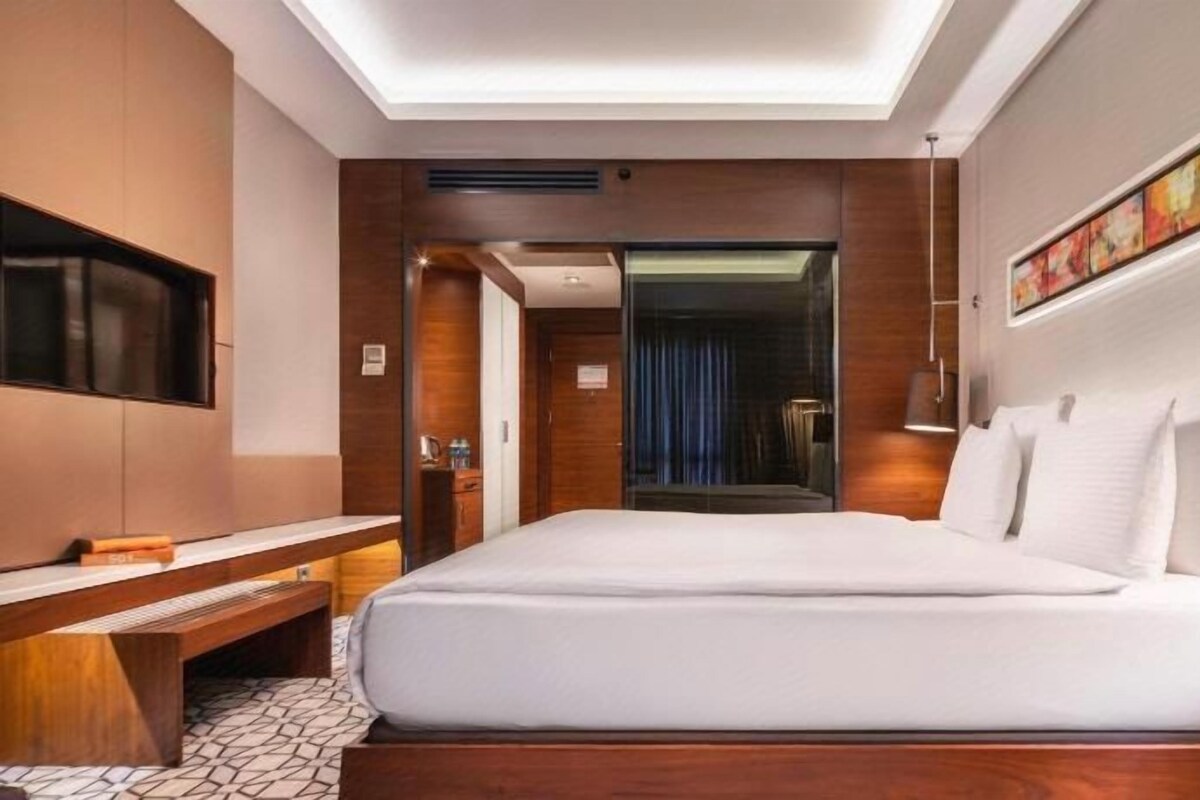 Premium bedding, minibar, in-room safe, desk