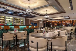 2 bars/lounges, een poolbar
