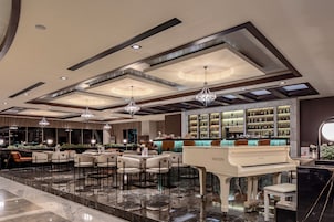 2 bares, bar junto a la piscina
