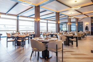 2 restaurants, breakfast served - Grand Harilton Hotel (Istanbul)