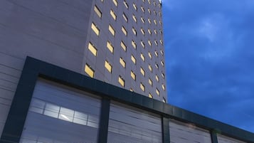 Fachada da propriedade à noite