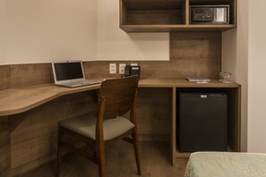 Ropa de cama hipoalergénica, minibar, caja fuerte