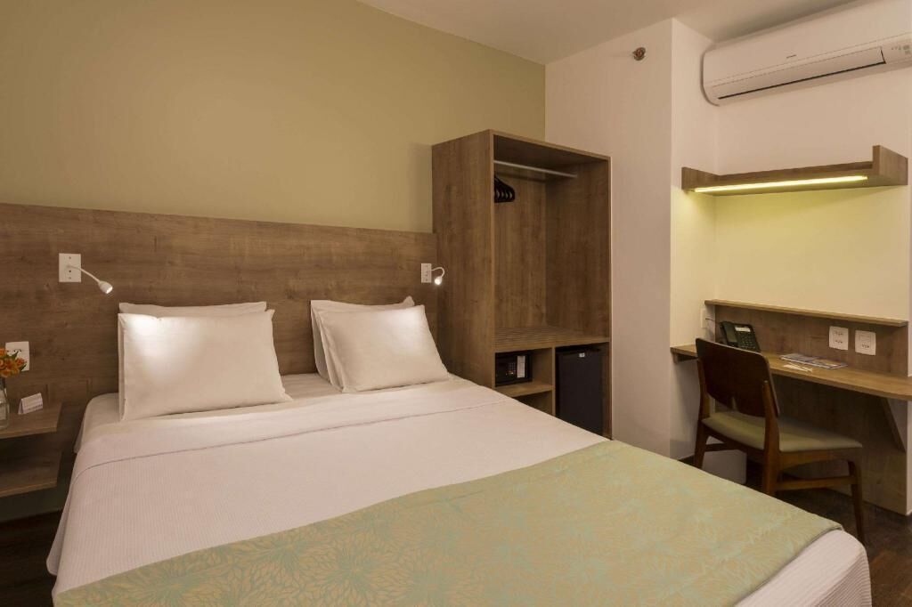 Ropa de cama hipoalergénica, minibar, caja fuerte