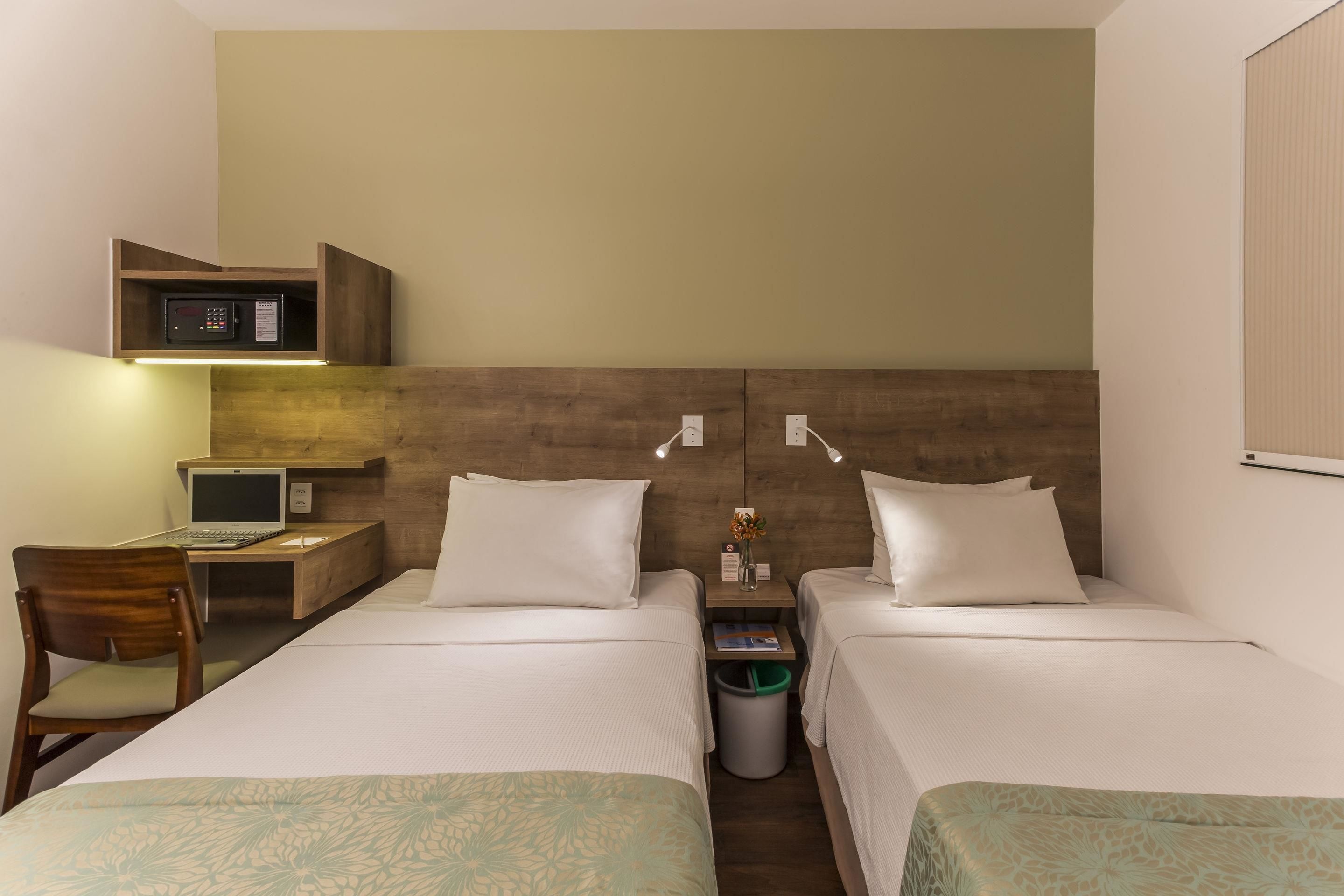 Ropa de cama hipoalergénica, minibar, caja fuerte