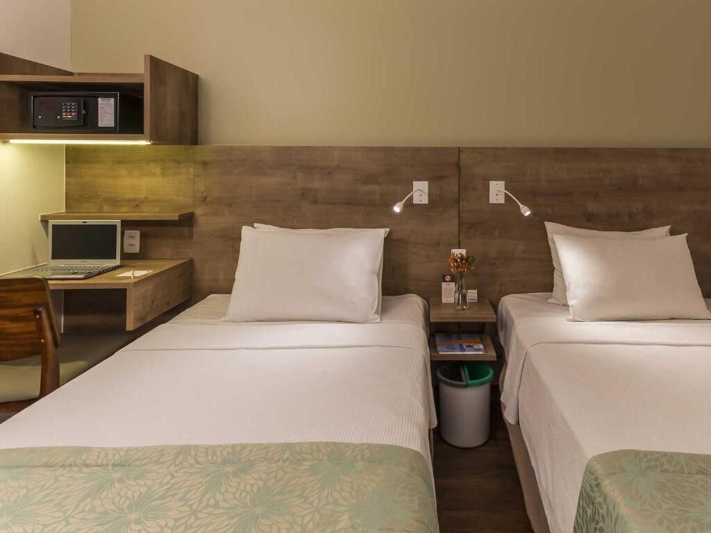 Ropa de cama hipoalergénica, minibar, caja fuerte