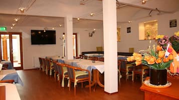 Tägliches Frühstücksbuffet gegen Gebühr