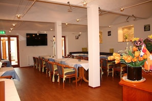 Tägliches Frühstücksbuffet gegen Gebühr