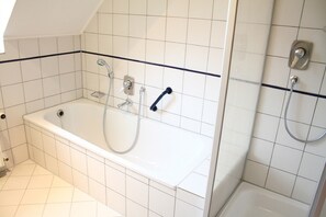 Habitación doble | Baño | Regadera, amenidades de baño gratuitas, secadora de cabello, toallas