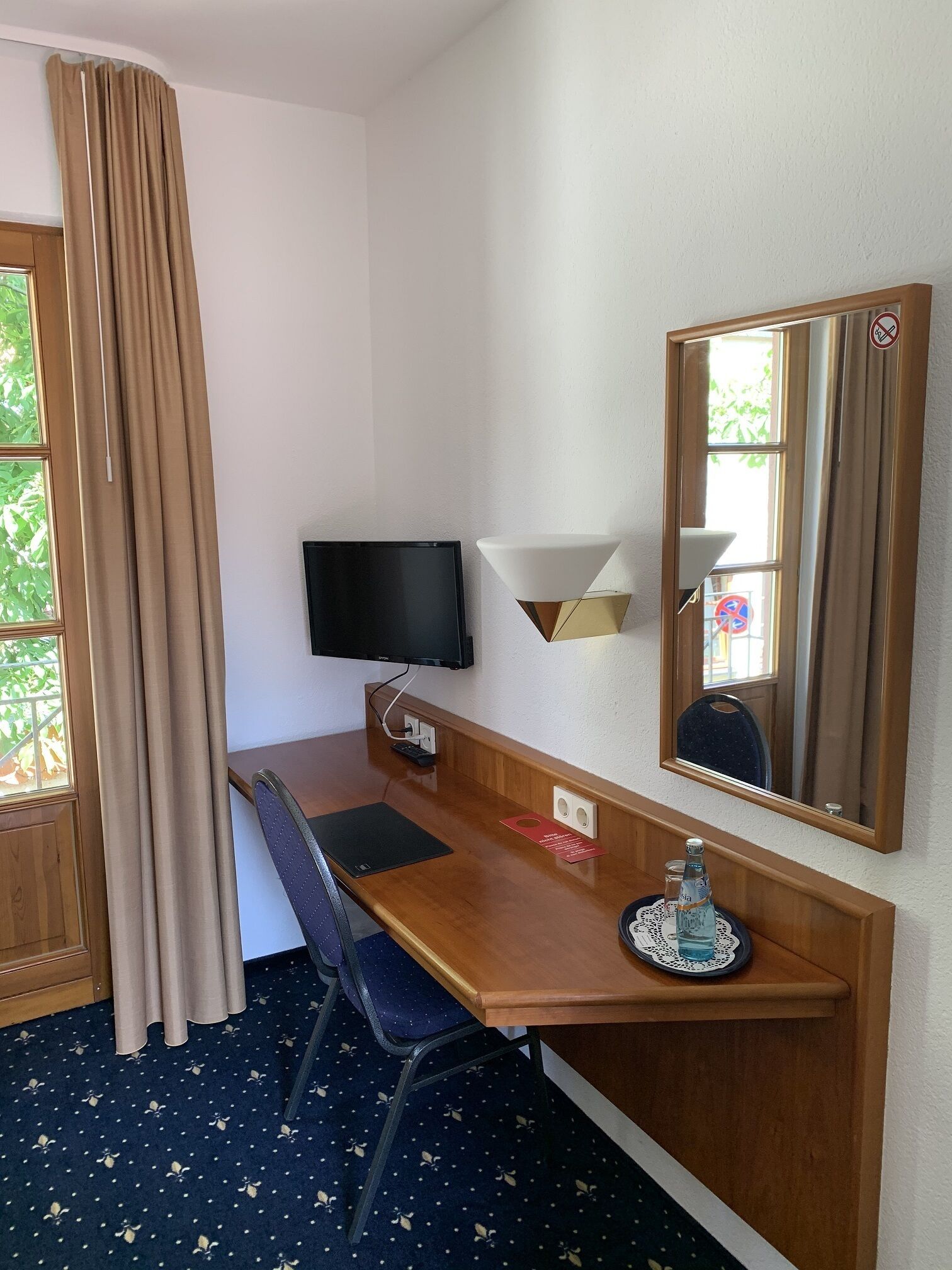 standard single room | living area | 22-inch flat-screen tv with satellite channels, tv