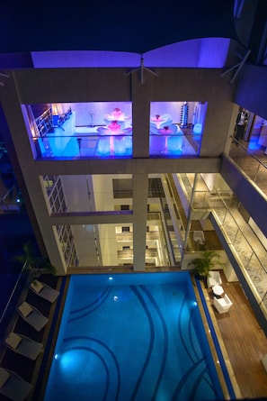 Una piscina cubierta, tumbonas