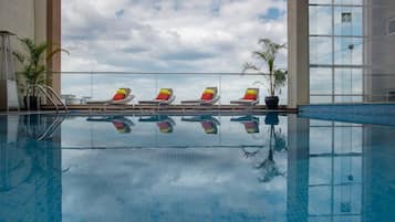 Kolam renang tertutup, kerusi lepak pantai