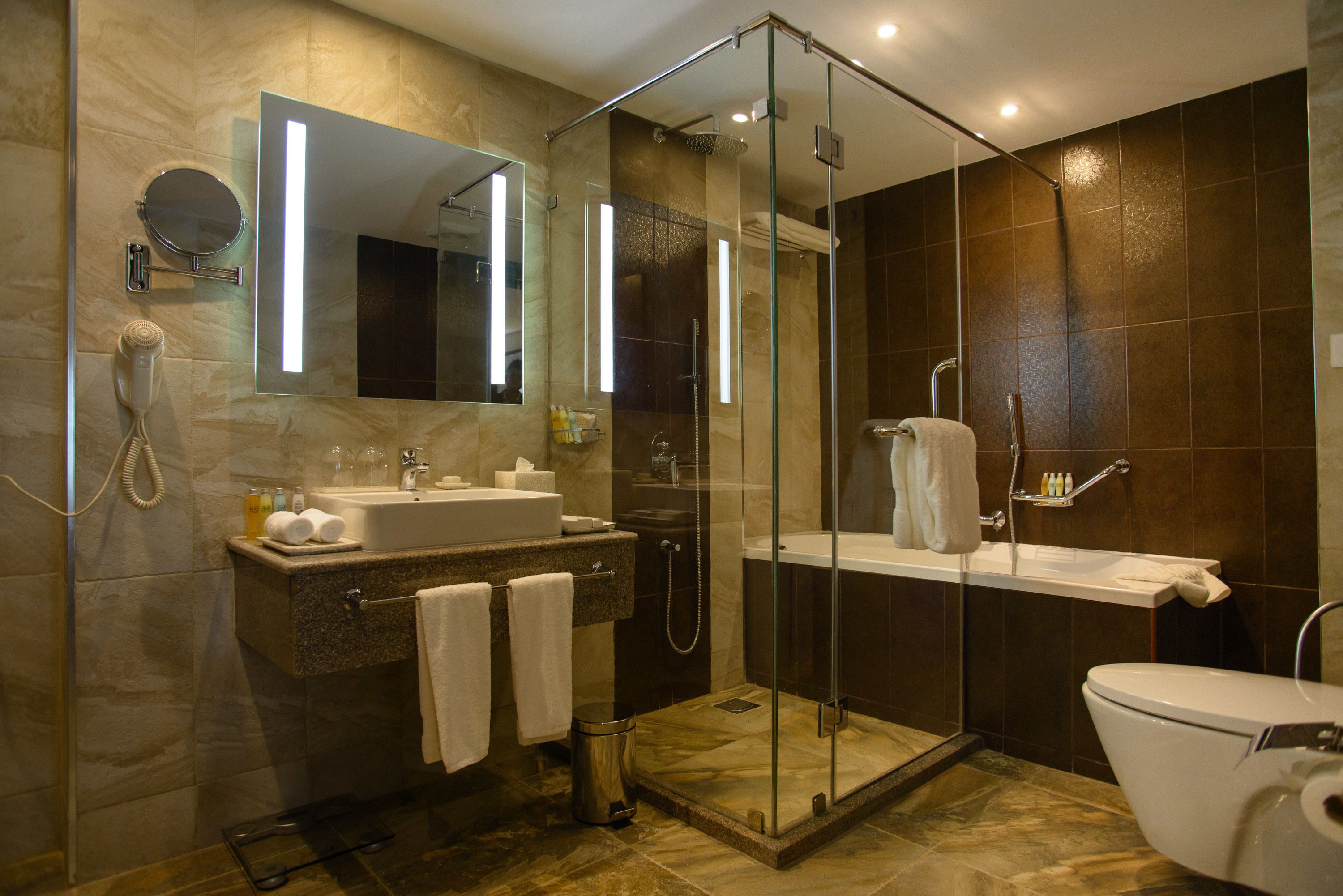 combined shower/bathtub, deep-soaking bathtub, free toiletries