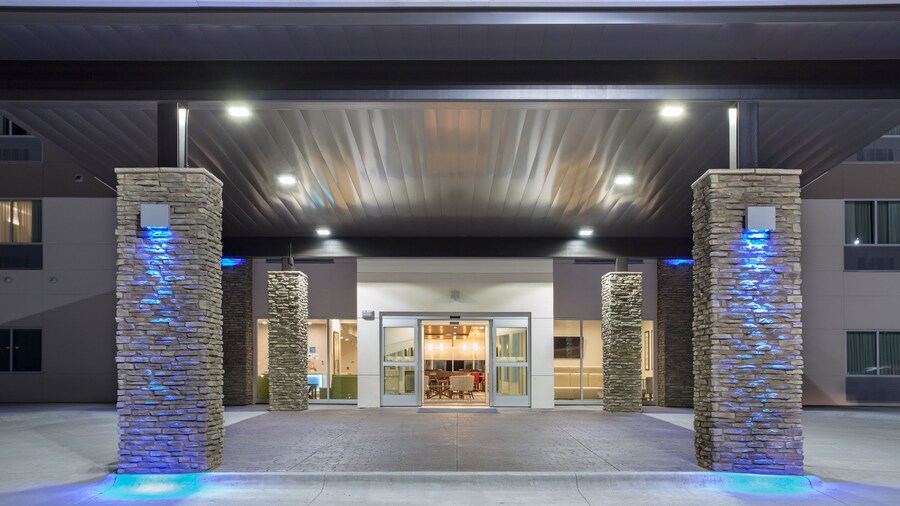 Holiday Inn Express and Suites Lincoln I - 80 by IHG