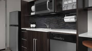 Full-size fridge, microwave, dishwasher, coffee/tea maker