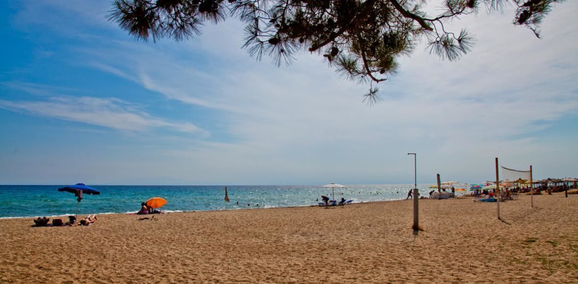 beach nearby, sun-loungers, beach umbrellas