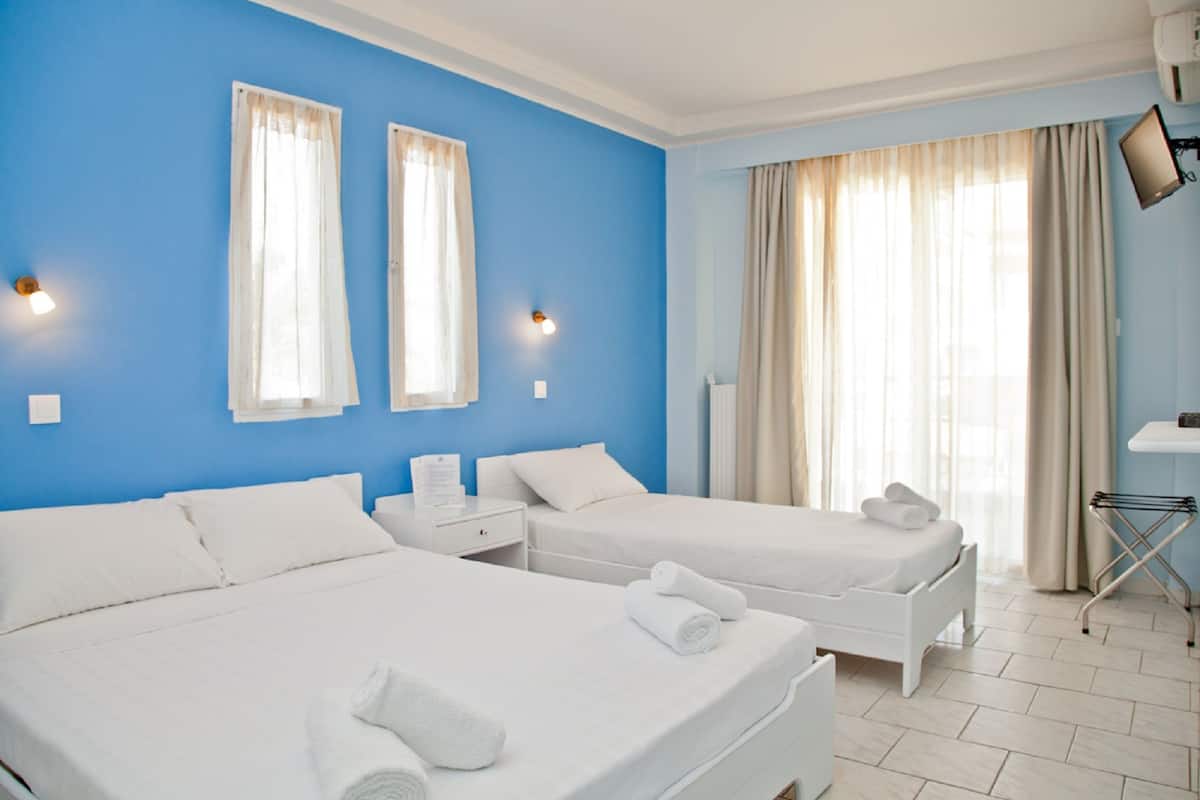 studio (3 adults) | bathroom | shower, free toiletries, hair dryer, towels