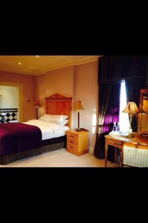 Soundproofing, free WiFi, bed sheets