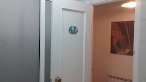 A white door with a circular sign that reads "Bar." - Pensión Santa Rita (Santiago de Compostela)