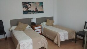 Desk, rollaway beds, free WiFi, bed sheets - Pensión Santa Rita (Santiago de Compostela)