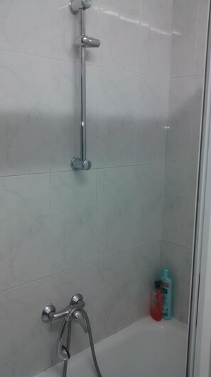Bathtub, free toiletries, hair dryer, towels - Pensión Santa Rita (Santiago de Compostela)