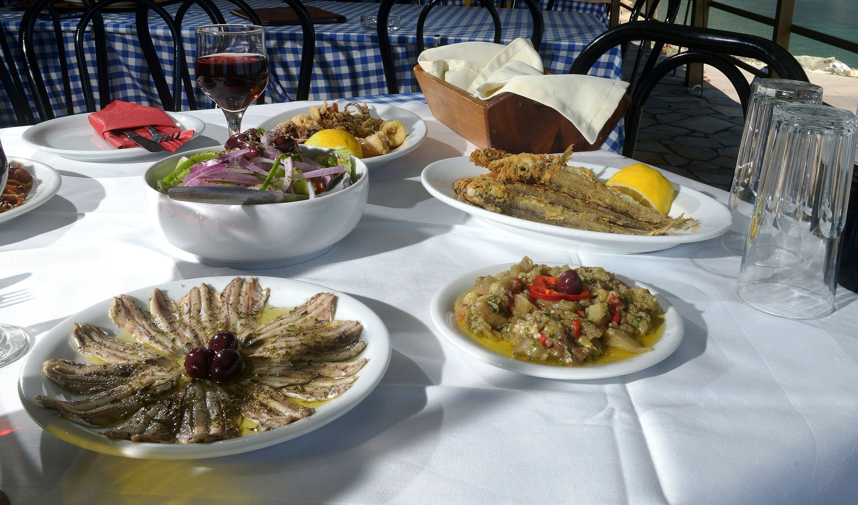 Breakfast, lunch and dinner served