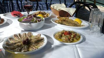 ์์นจ ์์ฌ, ์ ์ฌ ์์ฌ ๋ฐ ์ ๋
์์ฌ ์ ๊ณต