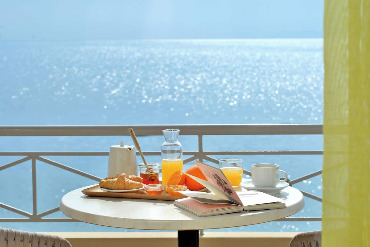 Desk, free cribs/infant beds, free WiFi