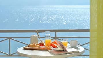 Desk, free cribs/infant beds, free WiFi