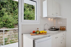 Refrigerador, placa de cocina, utensilios de cocina