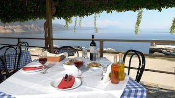 Petit-déjeuner, déjeuner et dîner servis sur place