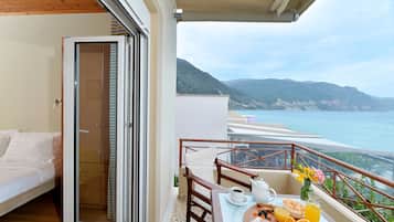 Kolmen hengen huone, merinäköala | Näkymä parvekkeelta