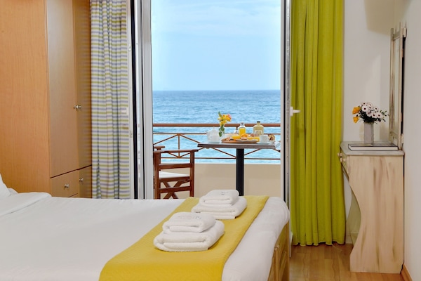 Tremannsrom, sjøutsikt | Skrivebord, barnesenger (inkludert) og wi-fi (inkludert)