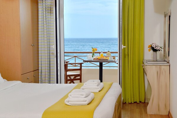 Triple Room, Sea View | Desk, free cribs/infant beds, free WiFi - Pharos Rooms (Istiaia-Aidipsos)