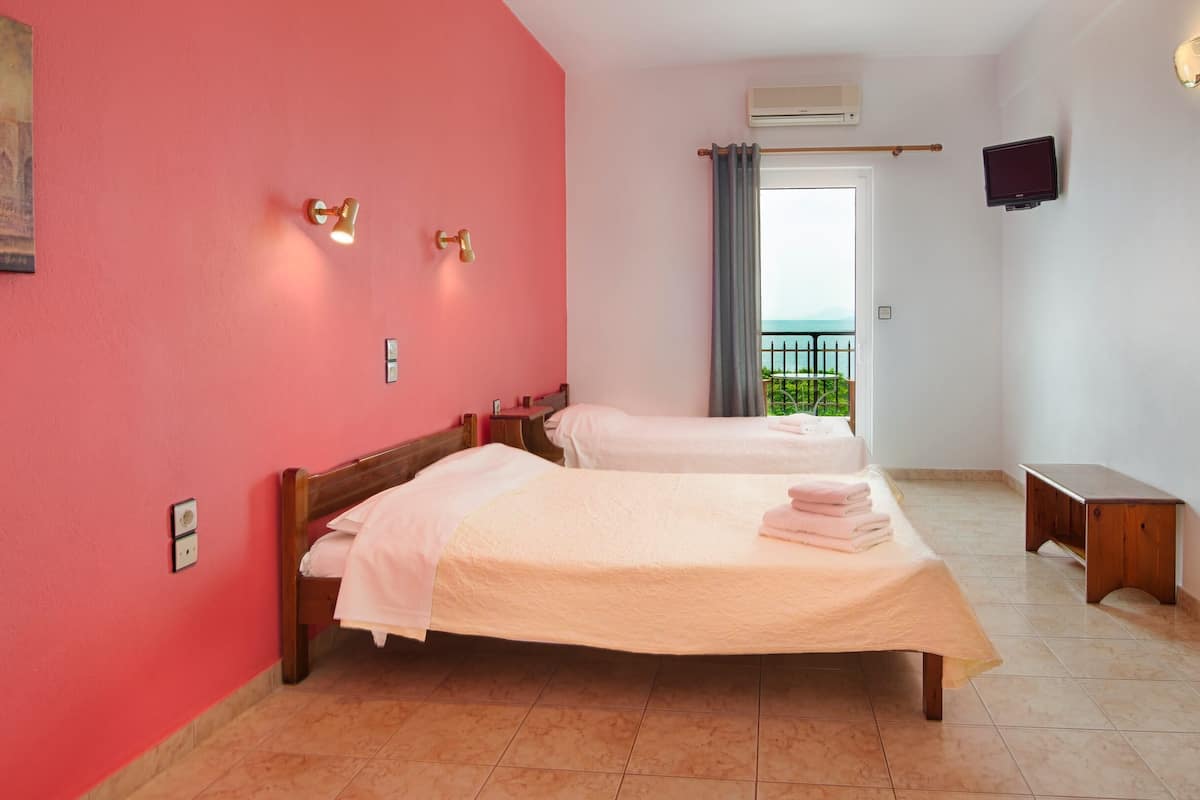 Habitación cuádruple, vista al mar | Escritorio, cunas gratuitas y wifi gratis