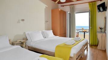 Quarto triplo, vista para o mar | Berços grátis, Wi-Fi de cortesia, roupa de cama