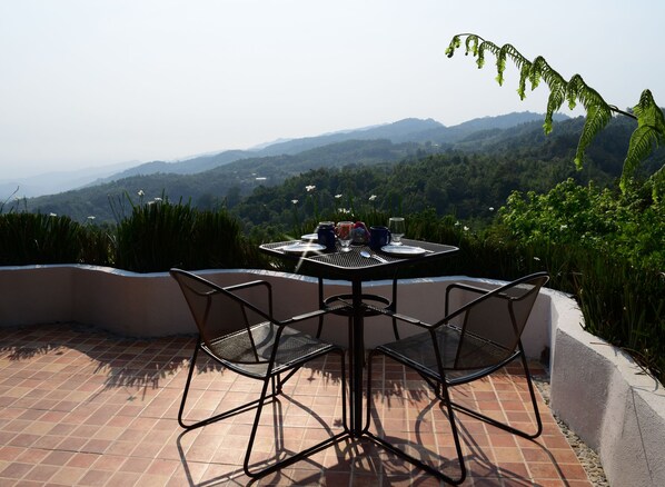 Petit déjeuner et déjeuner servis sur place, spécialités Cuisine locale