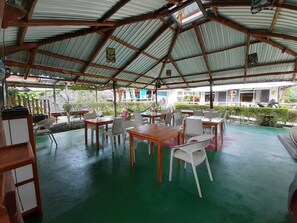 2 间餐厅，供应早餐、午餐和晚餐，地区菜