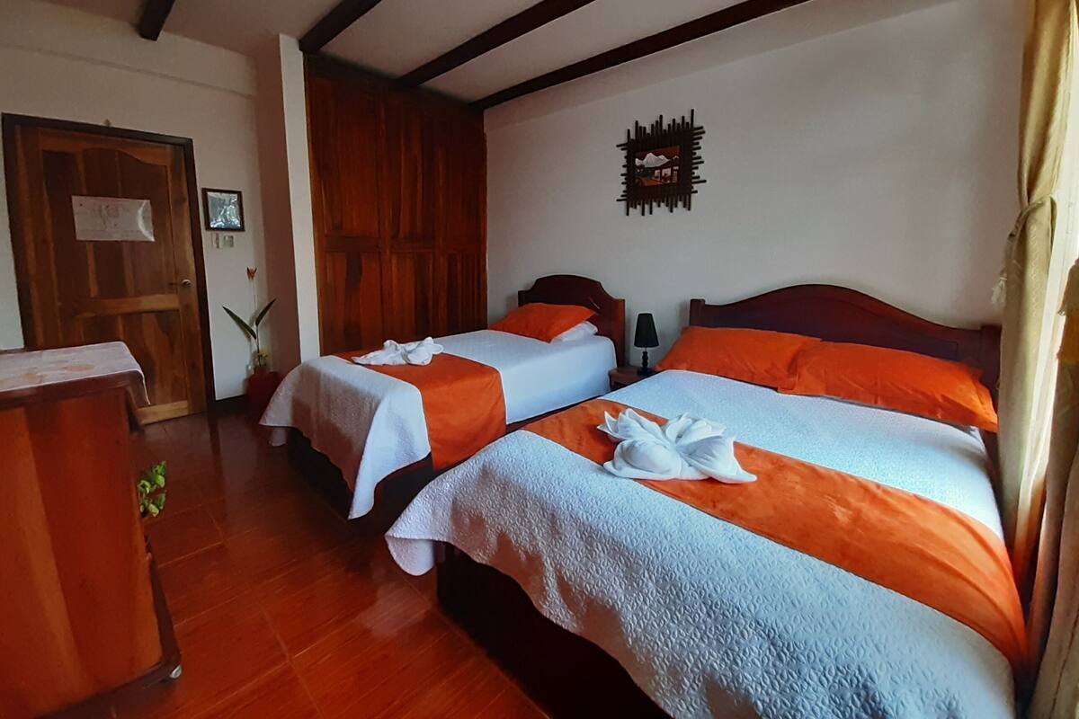 Frigobar, cofres nos quartos, escrivaninha, Wi-Fi de cortesia