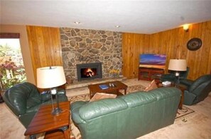 House, 3 Bedrooms | Living room