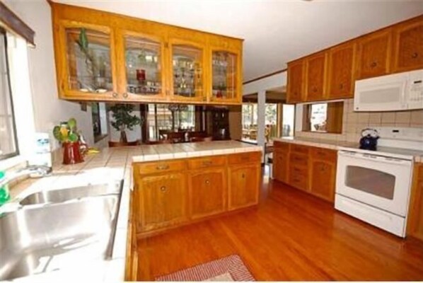 House, 3 Bedrooms | Private kitchen