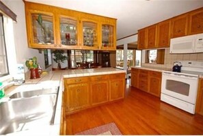 House, 3 Bedrooms | Private kitchen - 498 Emerald Drive (South Lake Tahoe)