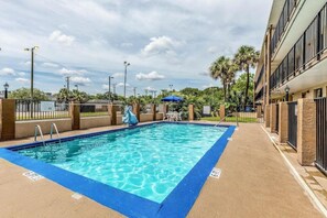Outdoor pool - Tampa Inn Fairgrounds (Tampa)